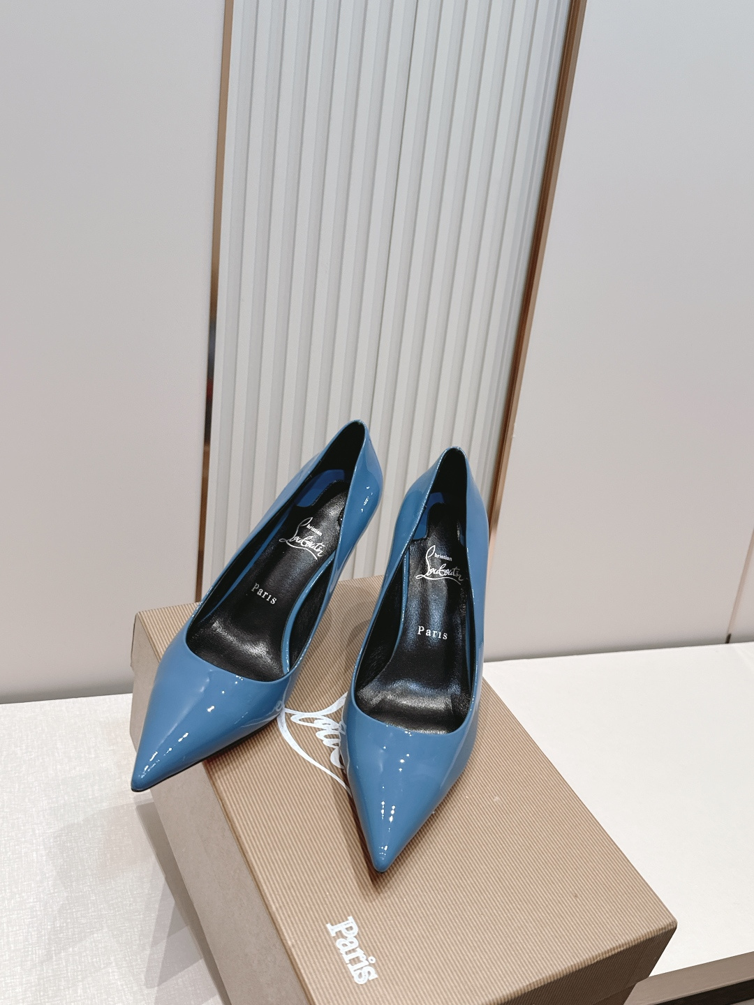 代购级Christian Louboutin 26/So Kate系列尖头细高跟鞋这是Christian