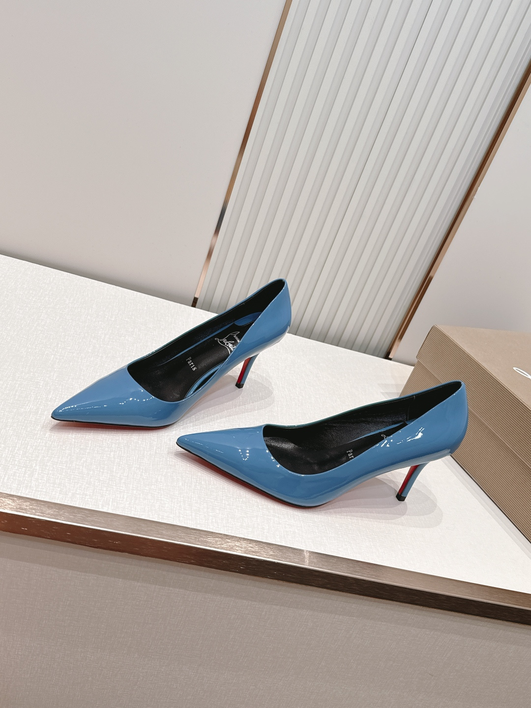 代购级Christian Louboutin 26/So Kate系列尖头细高跟鞋这是Christian