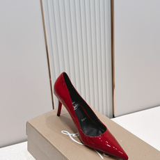 代购级Christian Louboutin 26/So Kate系列尖头细高跟鞋这是Christian 代购级Christian Louboutin 26/So Kate系列尖头细高跟鞋这是Christian