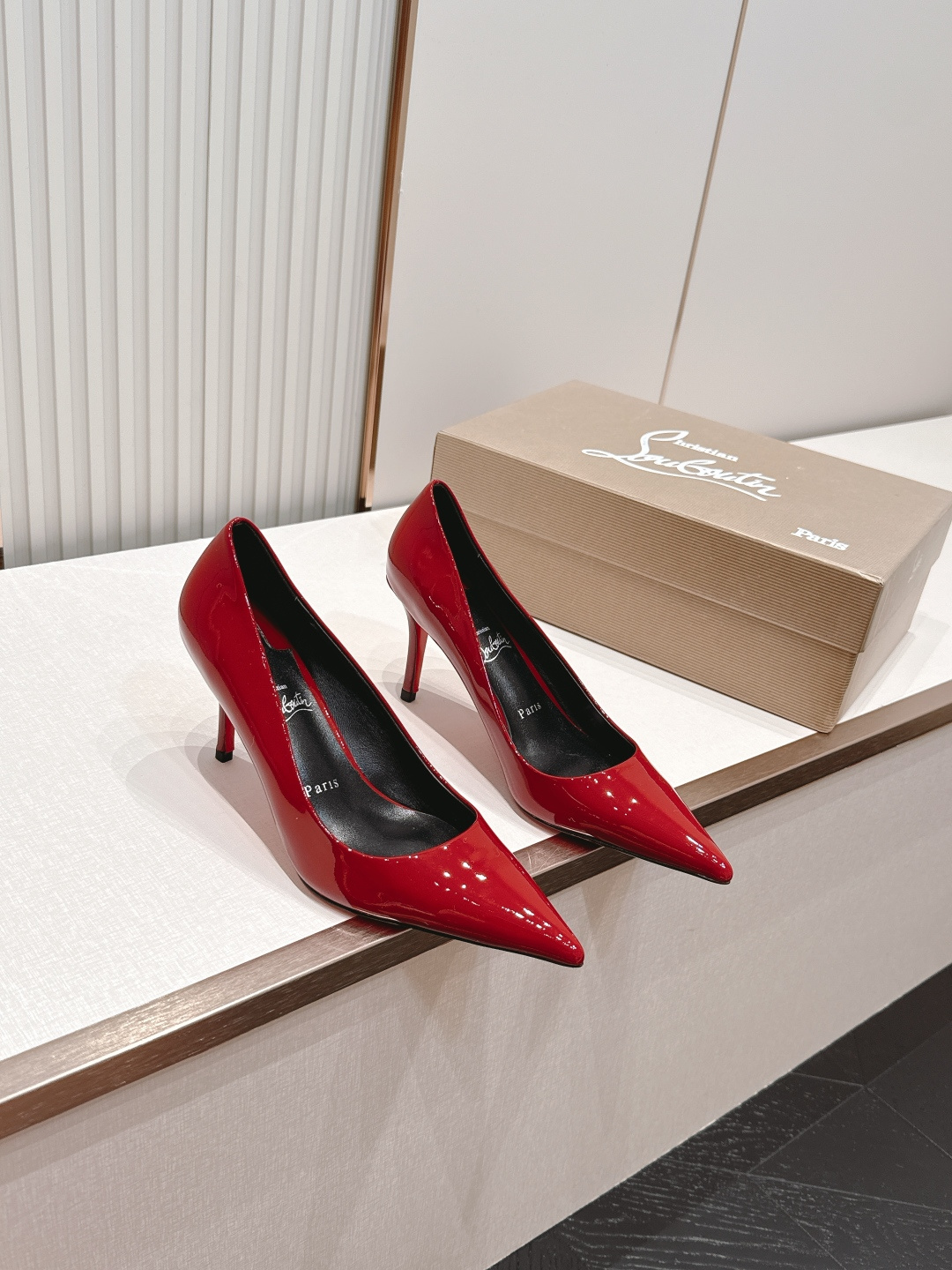 代购级Christian Louboutin 26/So Kate系列尖头细高跟鞋这是Christian