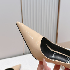 代购级Christian Louboutin 26/So Kate系列尖头细高跟鞋这是Christian 代购级Christian Louboutin 26/So Kate系列尖头细高跟鞋这是Christian