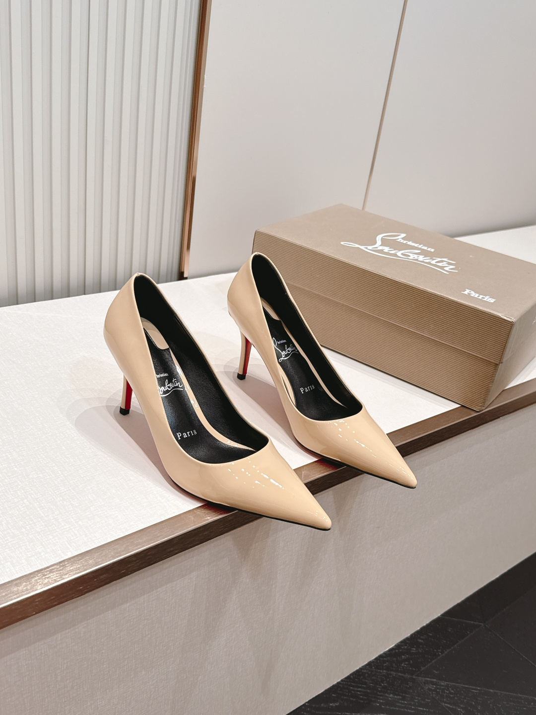 代购级Christian Louboutin 26/So Kate系列尖头细高跟鞋这是Christian
