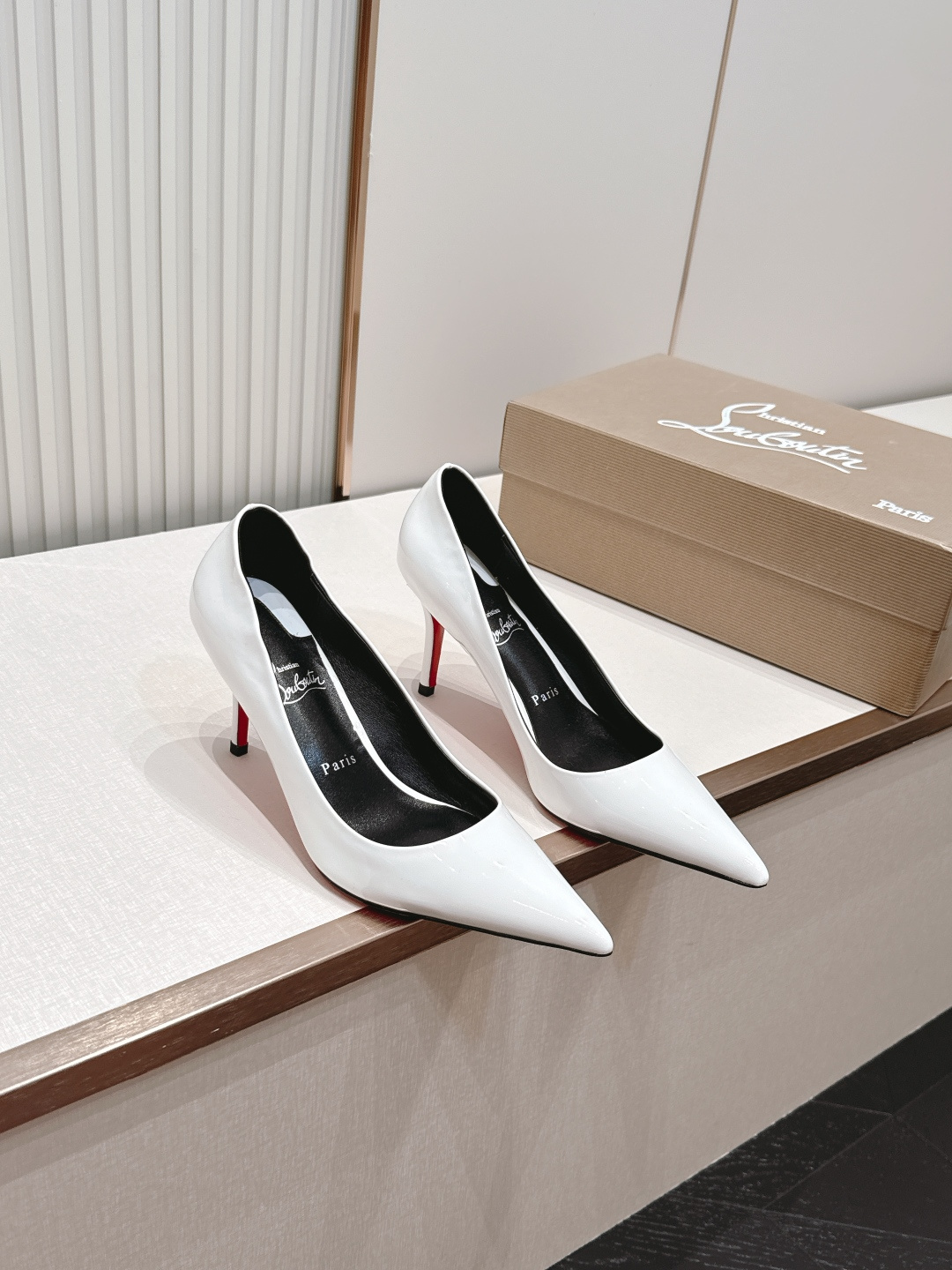 代购级Christian Louboutin 26/So Kate系列尖头细高跟鞋这是Christian