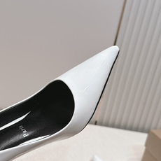 代购级Christian Louboutin 26/So Kate系列尖头细高跟鞋这是Christian 代购级Christian Louboutin 26/So Kate系列尖头细高跟鞋这是Christian