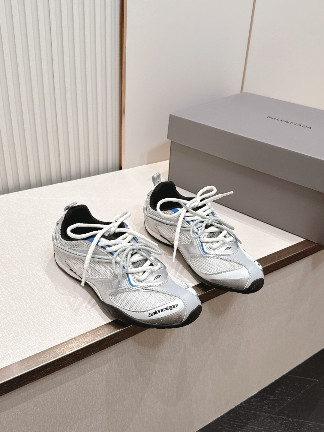 NO:875197,Top version Balenciaga · Balenciaga's new sweet and cool style mesh motorcycle moral training shoes. This pair of Balenciaga sweet and cool style mesh motorcycle sneakers looks like a modified classic car - the body is sprayed with matte black paint, and the tires are replaced with thick off-road tires, but the seat is covered with a piece of pink velvet, and there is a bunch of shiny key chains hanging on the driver's seat. The mesh is transparent and industrial, like the air intake grille on the front of the car. Material Original custom fabric  Breathable mesh lining, rubber outsole, shoe size 35-39/40, customized and non-returnable, men's size 39-44/45, 46 customized, non-returnable, casual shoes/sports shoes, balenciaga, balenciaga, sneakers19860909顶级版本 Balenciaga·巴黎世家新款 甜酷风格拼网机车德训鞋 这双Balenciaga甜酷风格拼网机车运动鞋,像是一辆被改装过的老爷车——车身喷了哑光黑漆,轮胎换成了厚实的越野胎,但座椅上却铺了一块粉色的天鹅绒,驾驶座上还挂着一串亮晶晶的钥匙链.拼网是透的、工业感的,像车头的进气格栅. 材质原版定制面料 内里透气网 大底橡胶大底 鞋码35-39/40定制不退换 男码39-44/45 46定制不退换,休闲鞋/运动鞋,balenciaga,balenciaga,sneakers,Women's Shoes