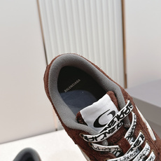 新色系 顶版 BALENCIAGA 巴黎世家26 最新款 Monday Ultra 复古系带 低帮 休 新色系 顶版 BALENCIAGA 巴黎世家26 最新款 Monday Ultra 复古系带 低帮 休