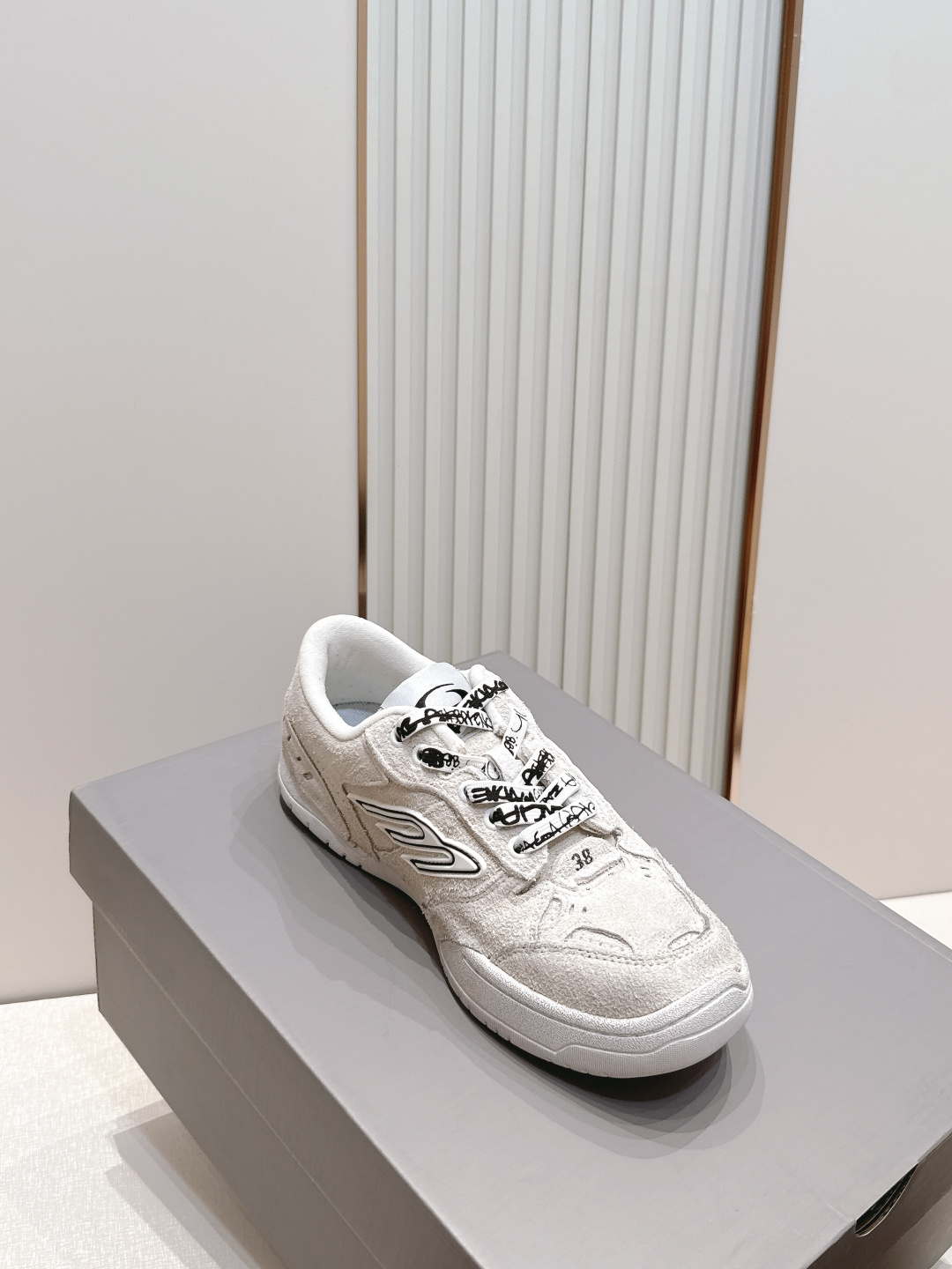 新色系 顶版 BALENCIAGA 巴黎世家26 最新款 Monday Ultra 复古系带 低帮 休 新色系 顶版 BALENCIAGA 巴黎世家26 最新款 Monday Ultra 复古系带 低帮 休