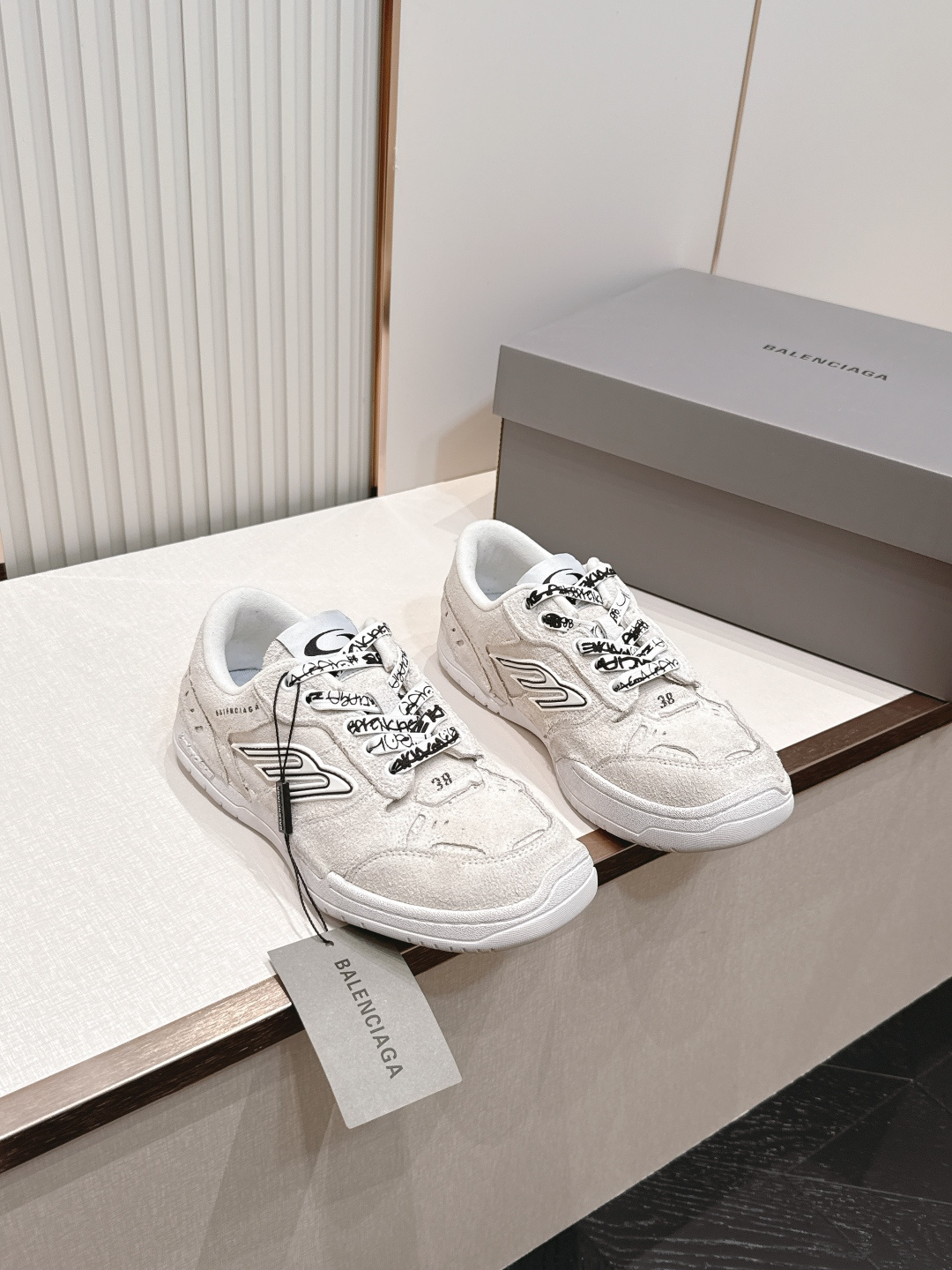 NO:875204,New color series Top version BALENCIAGA 26 Latest Monday Ultra retro lace-up low-top casual shoes Another popular model in Paris, this design is amazing, very suitable for sisters with wide feet. The shoe body is made of polyester fiber, nylon and polyurethane. It is a higher level in terms of appearance and comfort and lightness. The heel is decorated with a webbing crotch. The outsole and rear are decorated with Balenciaga logo. The upper is decorated with unity sports icon artwork.  The tongue is decorated with 3B sports icon artwork. Fabric lining feet. Size 35-45, casual shoes/sneakers, balenciaga, balenciaga, sneakers19860909新色系 顶版 BALENCIAGA 巴黎世家26 最新款 Monday Ultra 复古系带 低帮 休闲鞋 巴黎又一火爆款,这个设计绝了,非常适合宽脚的姐妹 鞋身由聚酯纤维 尼龙和聚氨酯制成 不管是从外观还是舒适轻盈度都更上一个台阶 后跟饰有织带拉裆 外底和后部饰以 Balenciaga 标识 鞋面饰以 unity sports icon 艺术作品 鞋舌饰以3B sports icon 艺术作品 织物内里垫脚. 码数35-45,休闲鞋/运动鞋,balenciaga,balenciaga,sneakers,Women's Shoes
