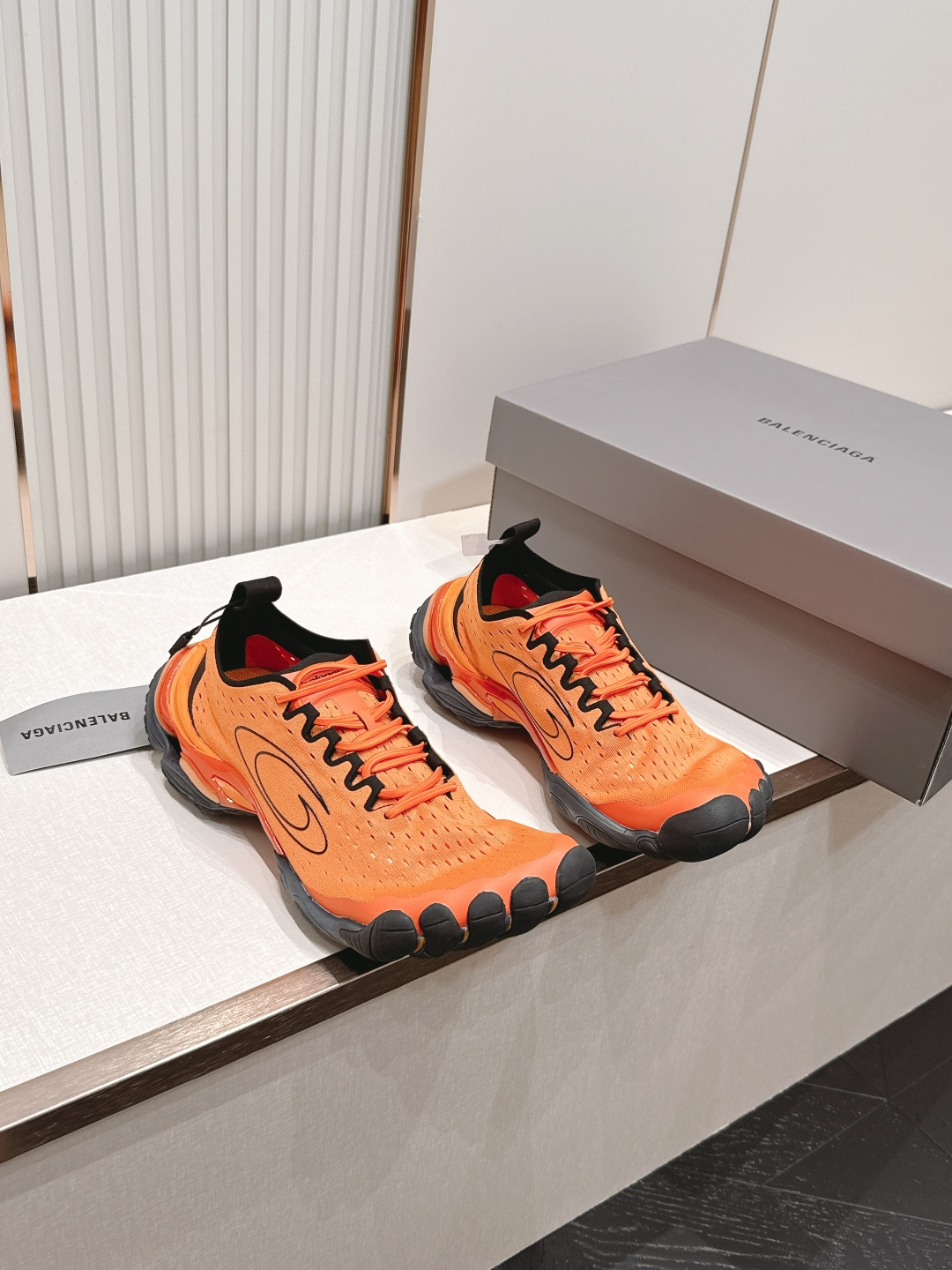 NO:875211,The top version of Balenciaga's new Anatomic runner five-toe casual sports shoes is an outdoor and training amphibious shoe with full breathability. Paris injects natural power into every step. The simple and clean color matching is suitable for a variety of scenes, unlocking a light and pressure-free wearing experience when you step on the foot. The split-toe shoe shape releases the space for toes to freely exert force, strengthens the plantar muscles, and allows the power of squatting and kicking to be directly transmitted to the buttocks, making training more efficient.  Thin-soled design, close to the ground, improves balance and stability. Single-leg deadlifts, split-leg squats and other movements can also be performed stably. Anti-slip and wear-resistant rubber outsole can firmly grip the gym floor and yoga mat, saying goodbye to slipping worries. Size 35-45, casual shoes/sports shoes, balenciaga, balenciaga, tom ford, sneakers19860909顶级版本 Balenciaga 巴黎世家新Anatomic runner五趾休闲运动鞋 透气性拉满的户外&训练双栖鞋款,巴黎为你的每一步注入自然力量.简约干净的配色适配多元场景,上脚即解锁轻透无压的穿着体验. 分趾鞋型释放脚趾活动空间,每根脚趾自由发力,强化足底肌肉群,让深蹲蹬地力量直传臀部,训练更高效. 薄底设计,贴近地面的脚感,提升平衡感与稳定性,单腿硬拉、分腿蹲等动作也能稳稳拿捏,防滑耐磨的橡胶大底,健身房地面、瑜伽垫上都能牢牢抓地,告别打滑顾虑.35-45码,休闲鞋/运动鞋,balenciaga,balenciaga,tom ford,sneakers,Women's Shoes
