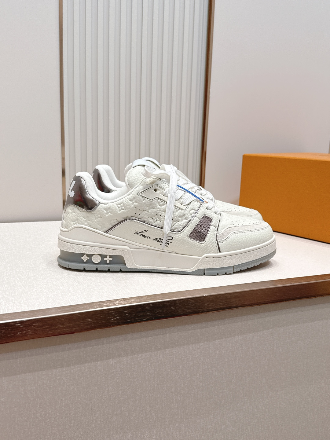 顶级版本： 情侣款LV trainer~~全新升级版~~经典回归❗情侣款，滑板鞋，篮球鞋，运动鞋……LV