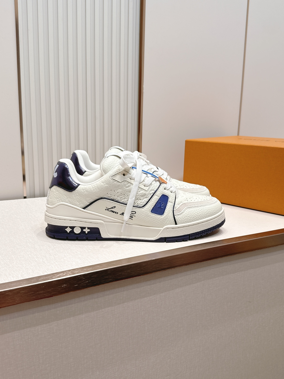 顶级版本： 情侣款LV trainer~~全新升级版~~经典回归❗情侣款，滑板鞋，篮球鞋，运动鞋……LV