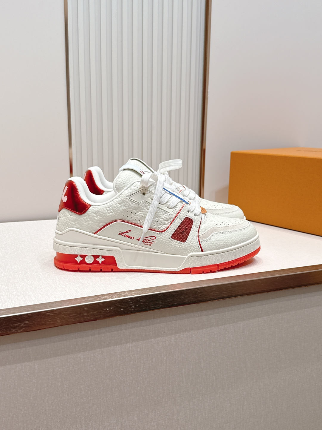顶级版本： 情侣款LV trainer~~全新升级版~~经典回归❗情侣款，滑板鞋，篮球鞋，运动鞋……LV