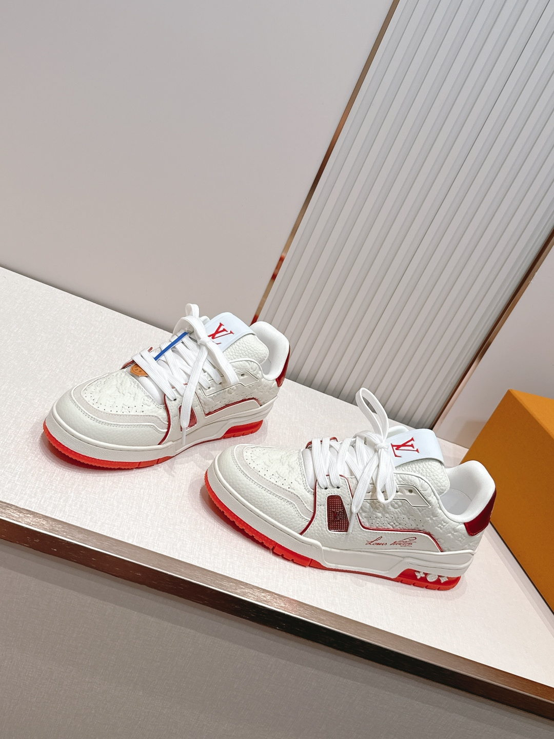 顶级版本： 情侣款LV trainer~~全新升级版~~经典回归❗情侣款，滑板鞋，篮球鞋，运动鞋……LV