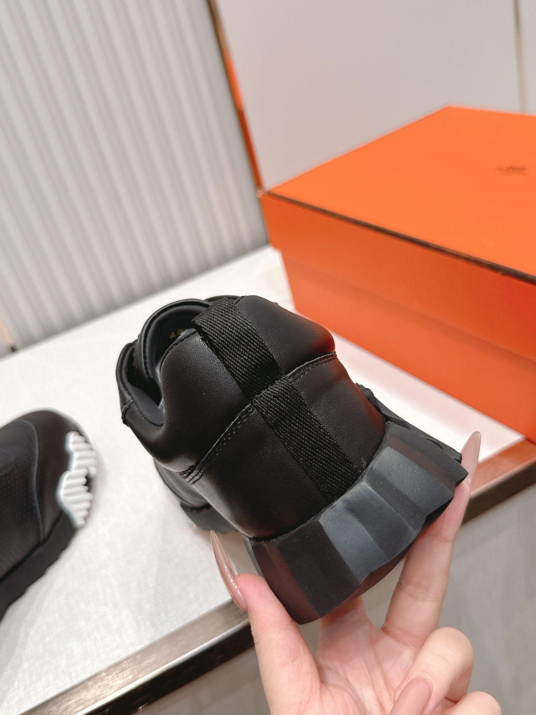 顶版    情侣款 Hermes 爱马仕2026 新款复古风H休闲运动鞋工艺极致，同步专柜上新.鞋子的每