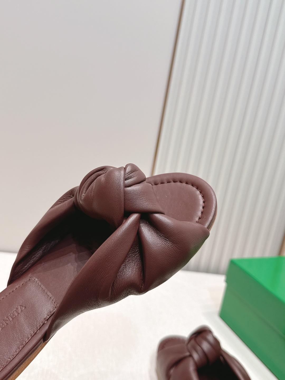 BV 26s 春夏新款 海带结平底凉拖鞋面上的皮革扭结像被海浪反复冲刷后搁浅在岸边的一小段海带，保持着被