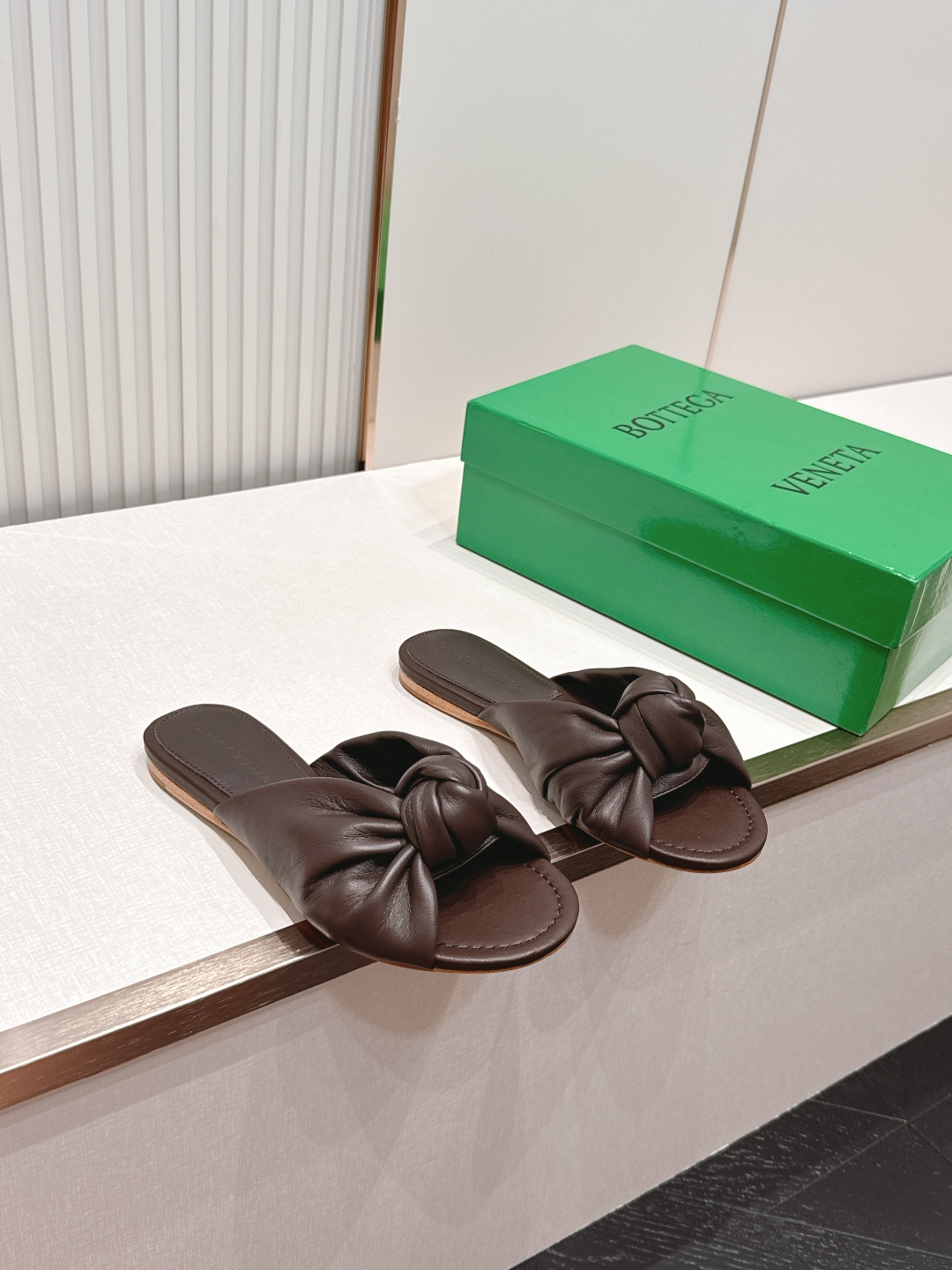 NO:868185,BV 26s new spring and summer kelp knot flat sandals  The leather kink on the upper is like a small piece of kelp stranded on the shore after being repeatedly washed by the waves, maintaining a flowing shape that has been curled by the water and filled with salt. The upper has a minimalist wide-band structure, with the toes and arches largely exposed, and is returned to the summer afternoon sun without any obstruction.  What really makes this pair of sandals stand out from all minimalist sandals is the strips of leather on the upper that are twisted into kelp knots - not flat belts, not regular bows, but several flowing vortices formed by the leather's own tension after being randomly twisted a few times by fingers.  Material: cowhide, sheep lining, outsole, genuine leather outsole imported from Italy, shoe size 35-39/40, 41 customization, non-returnable, slippers, bottega veneta, sandals, slippers, cowhide, Leather soles19860909BV 26s 春夏新款 海带结平底凉拖 鞋面上的皮革扭结像被海浪反复冲刷后搁浅在岸边的一小段海带,保持着被水流卷曲过的、带着盐分的流动形态.鞋面是极简的宽带结构,脚趾和足弓大片裸露,被毫无遮挡地交还给夏日午后的阳光.真正让这双凉拖从所有极简凉鞋里脱颖而出的,是鞋面上那几道被扭成海带结的皮革——不是平整的皮带,不是规整的蝴蝶结,而是被手指随意拧了几圈后、皮革在自身的张力下形成的几道流动的漩涡. 材质牛皮 内里羊里 大底意大利进口真皮大底 鞋码35-39/40 41定制不退换,拖鞋,bottega veneta,sandals,slippers,cowhide,Leather soles,Women's Shoes