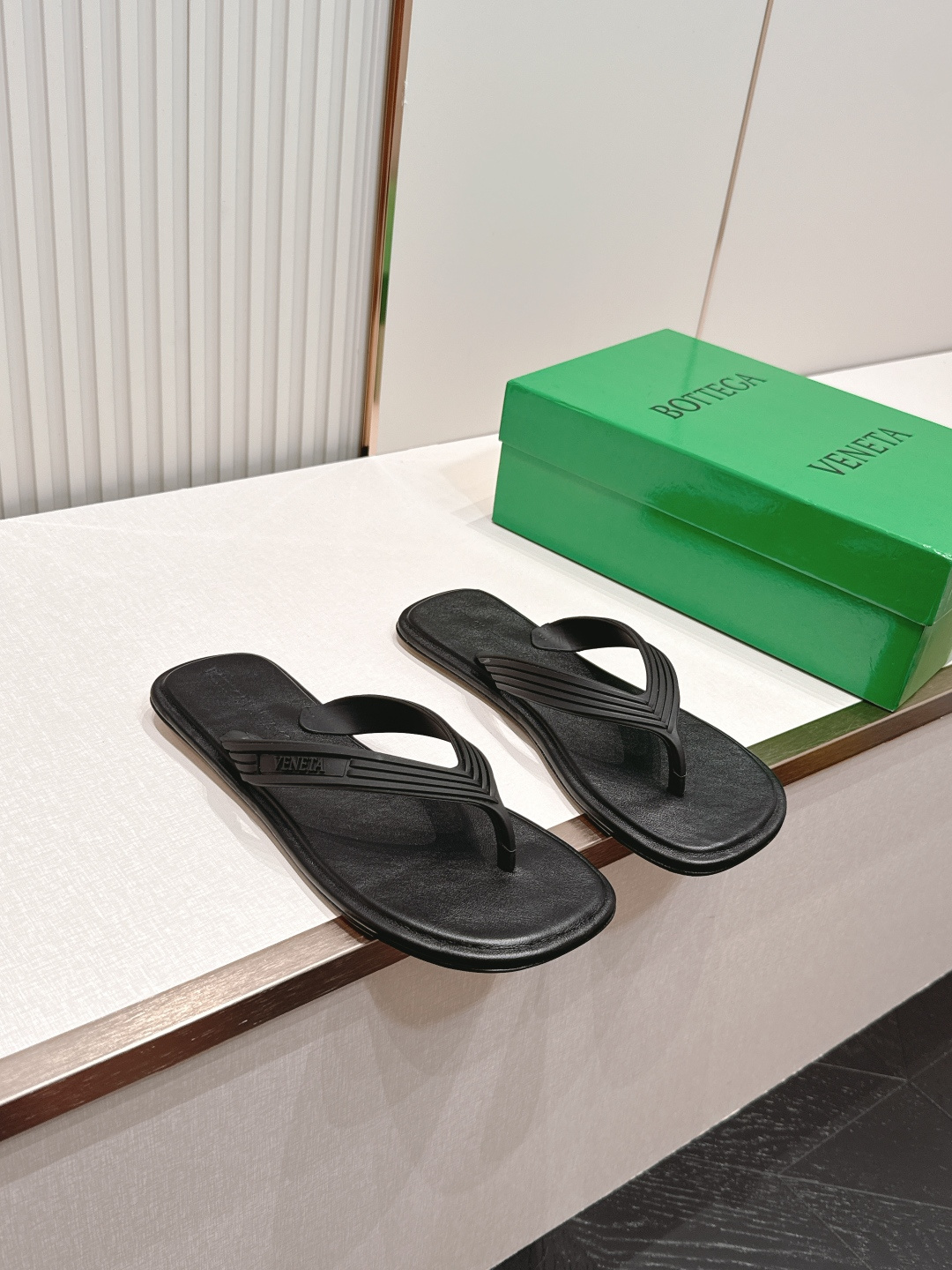 NO:868174,(Rubber sole less 30) BV Sampieri Flat Thong flip-flops. This classic style is simply BV’s latest ceiling. The colors are versatile. The fabric is made of high-quality TPU rubber. The foot pads are lined with sheepskin and are comfortable and high-end. The outsole is made of Italian genuine leather outsole & injection molded rubber process. Light dyeing process is used for benchmarking. The shoe bags are printed with rubber logo process. The most high-end in the market. Hot melt adhesive is used to shape the toe and heel. It is easy to rebound and does not deform.  The upper stitching adopts Italian computer stitching machine with fine workmanship. Size: 35-45 (female 40 41 42 male 3945 customized), split-toe shoes, bottega veneta, slippers, sheepskin, Leather soles19860909（橡胶底少30） BV Sampieri Flat Thong 夹趾拖鞋 这款经典款 简直bv最新天花板啦 彩色百搭  面料选用优质TPU 橡胶铸造 而成 垫脚羊皮内里舒适高端 大底选用意大利真皮大底&注塑橡胶工艺 运用轻染工艺 对标对版 鞋子布袋采用印胶logo工艺 市场最高端 采用热熔胶定型鞋头 后跟 易回弹不变形  鞋面车线选用意大利电脑针车 做工精细 Size : 35-45（女40 41 42 男3945定制）,分趾鞋,bottega veneta,slippers,sheepskin,Leather soles,Women's Shoes