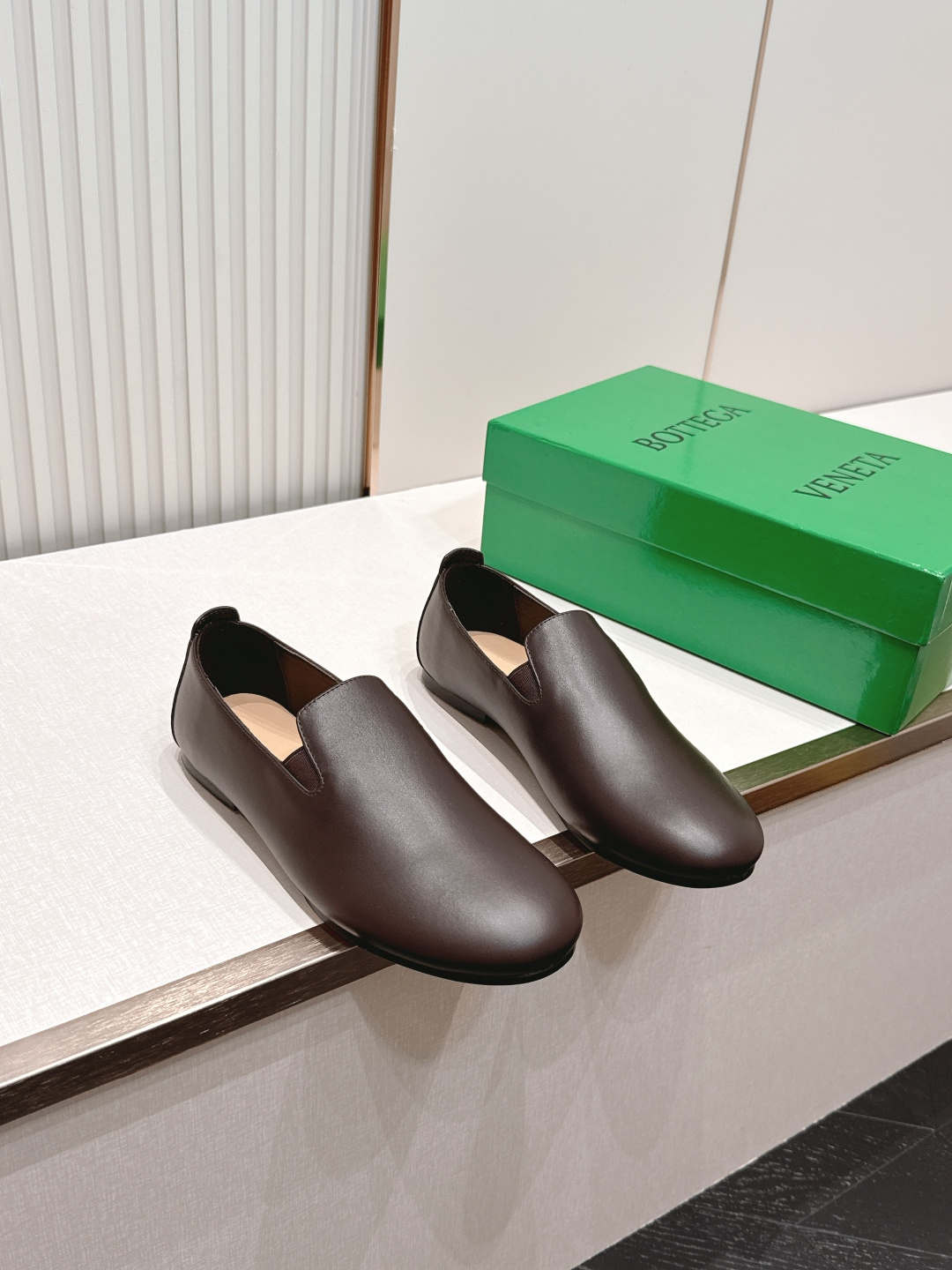 NO:868164,BV women's Rocco slip-ons are comfortable and versatile. Flat-soled design. Calfskin loafers. This classic style is simply BV's latest ceiling. Colorful and versatile. The fabric is made of first-layer cowhide. The feet are made of Bangladesh water-dyed cowhide. Comfort benchmark. The outsole is made of Italian genuine leather and uses light dyeing technology. The shoe bags are printed with rubber logo technology. The most high-end in the market. Hot melt glue is used to shape the toe. The heel is easy to rebound and does not deform.  The upper stitching is made of Italian computer sewing machines with fine workmanship. Size: 35-39 (40 41 42 customized), loafers, bottega veneta, loafers, cowhide, Leather soles19860909BV 女士Rocco便鞋 舒适百搭 平底设计 小牛皮乐福鞋 这款经典款 简直bv最新天花板啦 彩色百搭 面料选用头层牛皮 垫脚选用 孟加拉水染牛皮 舒适标杆 大底选用意大利真皮大底&运用轻染工艺 对标对版 鞋子布袋采用印胶logo工艺 市场最高端 采用热熔胶定型鞋头 后跟 易回弹不变形  鞋面车线选用意大利电脑针车 做工精细  Size : 35-39（40 41 42 定制）,乐福鞋,bottega veneta,loafers,cowhide,Leather soles,Women's Shoes
