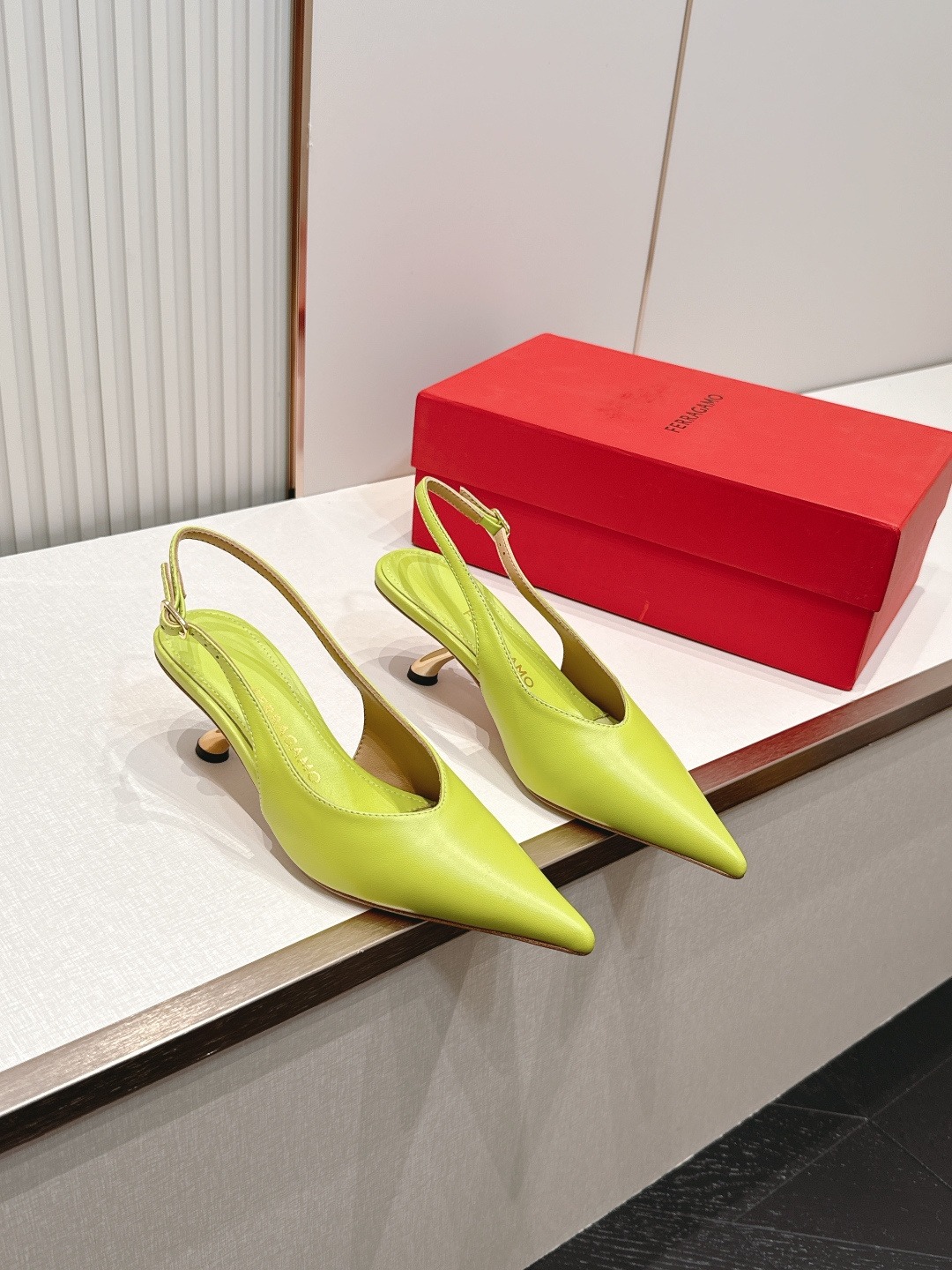 Ferragamo 菲拉格慕 26 S金属高跟凉拖鞋系列尖头后空新任设计师的灵感之作 流线型金属跟原版私