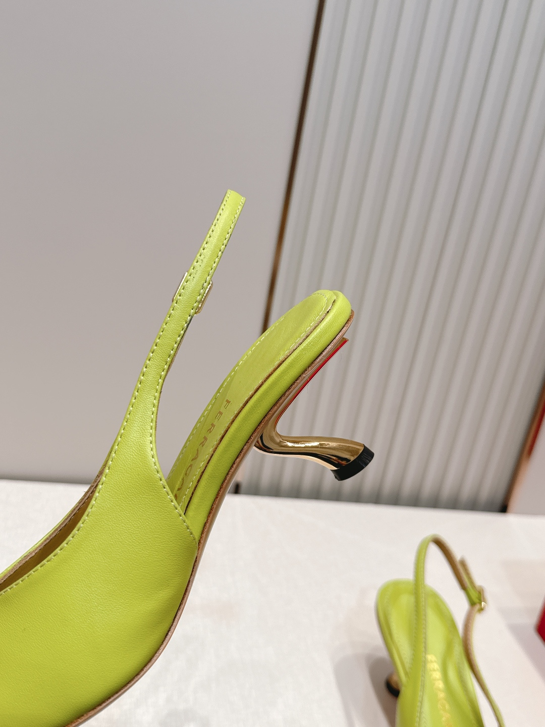 Ferragamo 菲拉格慕 26 S金属高跟凉拖鞋系列尖头后空新任设计师的灵感之作 流线型金属跟原版私 Ferragamo 菲拉格慕 26 S金属高跟凉拖鞋系列尖头后空新任设计师的灵感之作 流线型金属跟原版私