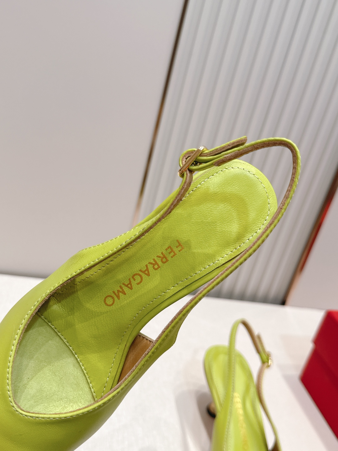 Ferragamo 菲拉格慕 26 S金属高跟凉拖鞋系列尖头后空新任设计师的灵感之作 流线型金属跟原版私 Ferragamo 菲拉格慕 26 S金属高跟凉拖鞋系列尖头后空新任设计师的灵感之作 流线型金属跟原版私