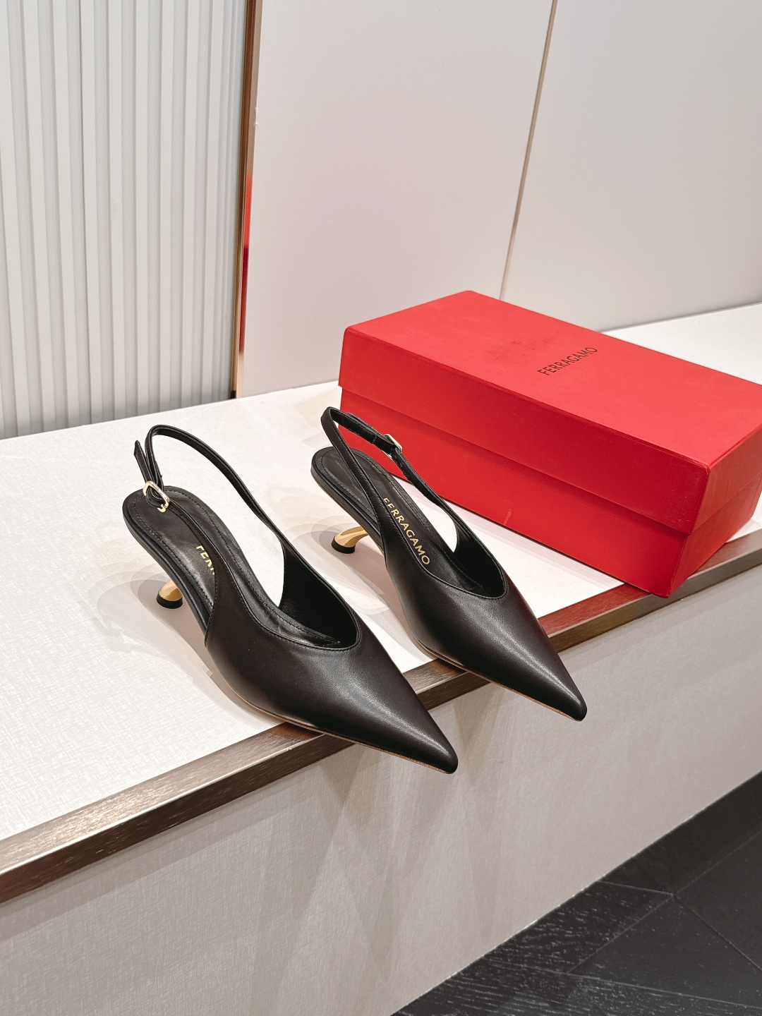 Ferragamo 菲拉格慕 26 S金属高跟凉拖鞋系列尖头后空新任设计师的灵感之作 流线型金属跟原版私