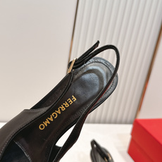 Ferragamo 菲拉格慕 26 S金属高跟凉拖鞋系列尖头后空新任设计师的灵感之作 流线型金属跟原版私 Ferragamo 菲拉格慕 26 S金属高跟凉拖鞋系列尖头后空新任设计师的灵感之作 流线型金属跟原版私