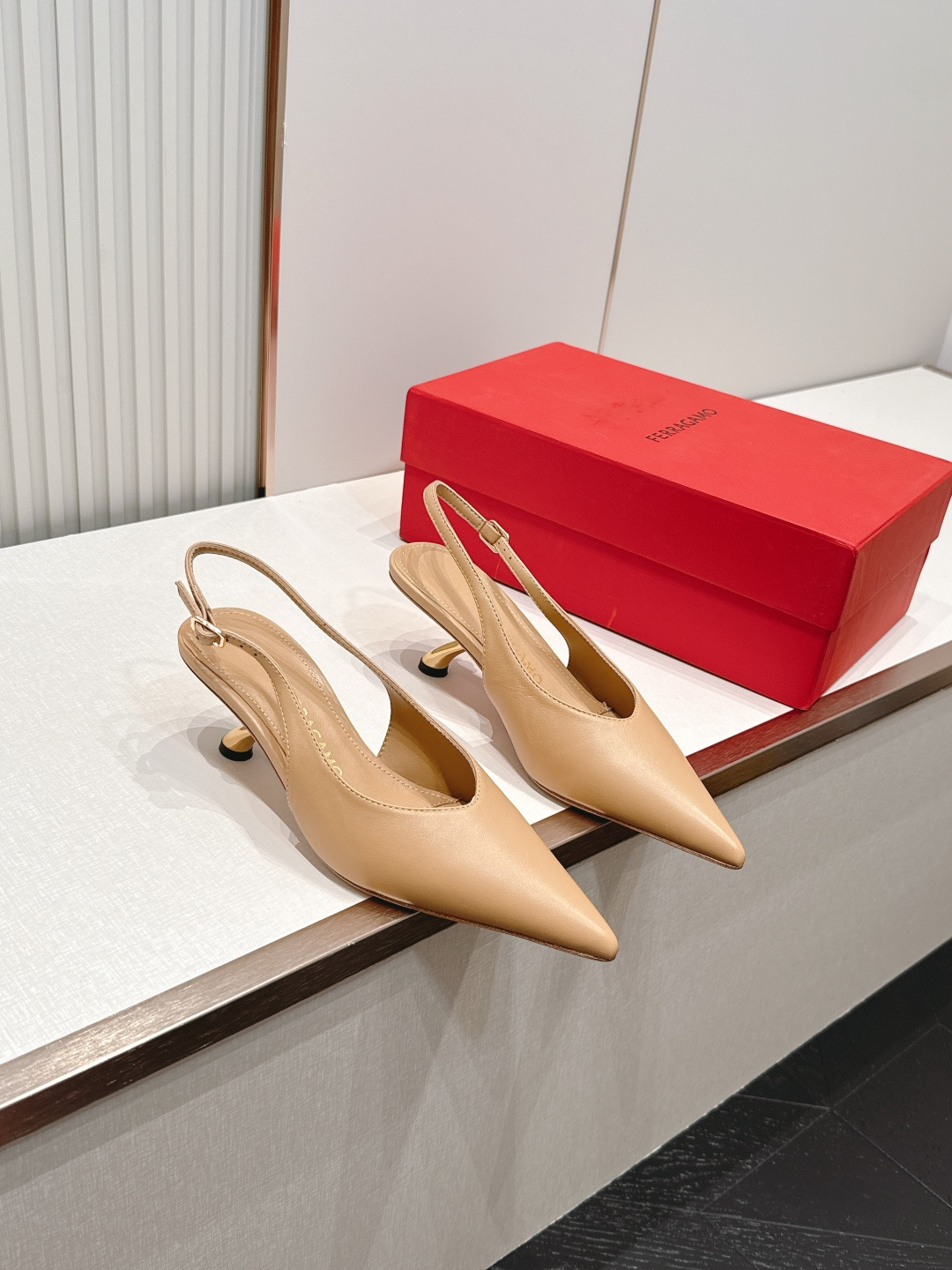 Ferragamo 菲拉格慕 26 S金属高跟凉拖鞋系列尖头后空新任设计师的灵感之作 流线型金属跟原版私