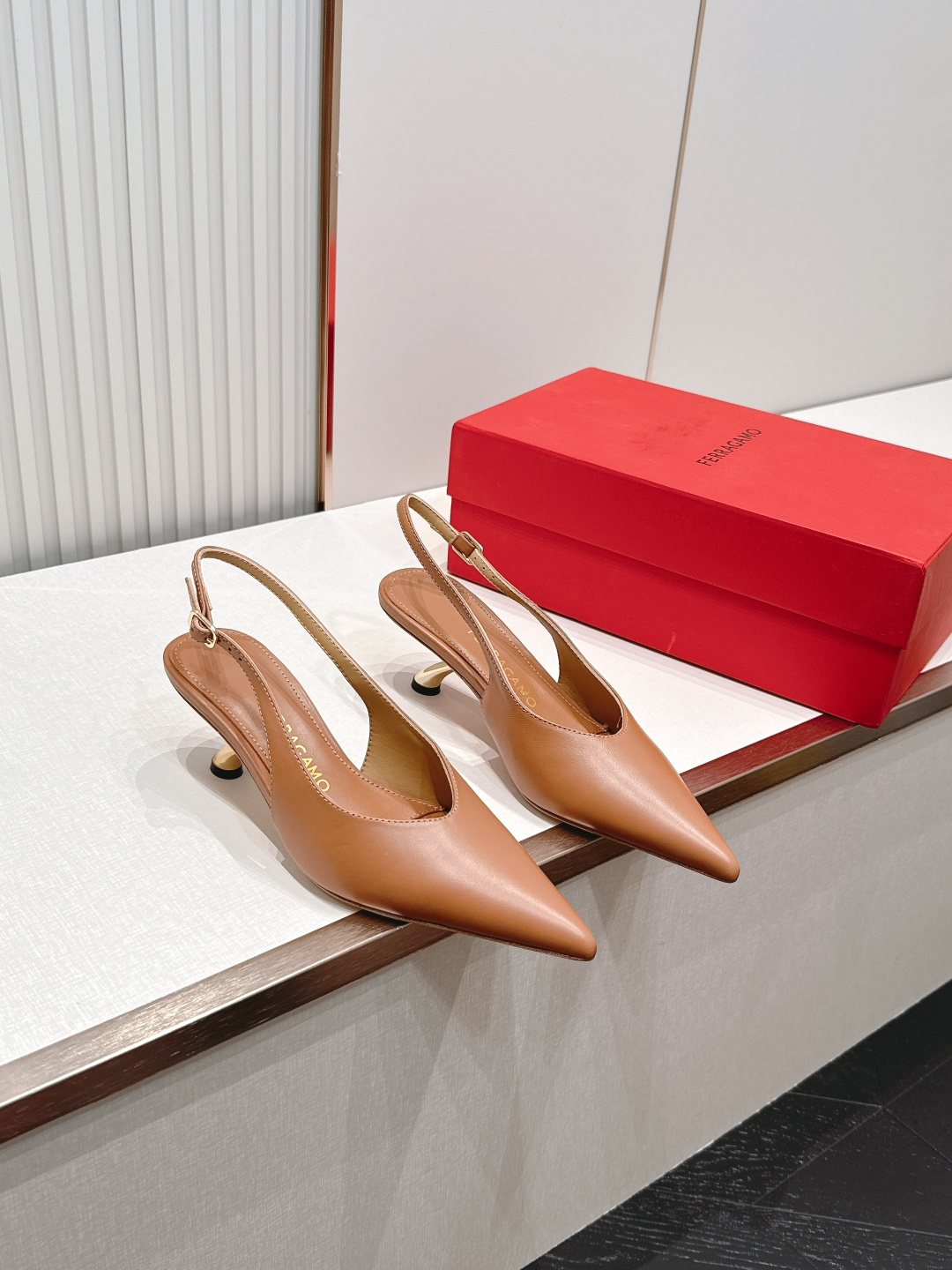 Ferragamo 菲拉格慕 26 S金属高跟凉拖鞋系列尖头后空新任设计师的灵感之作 流线型金属跟原版私