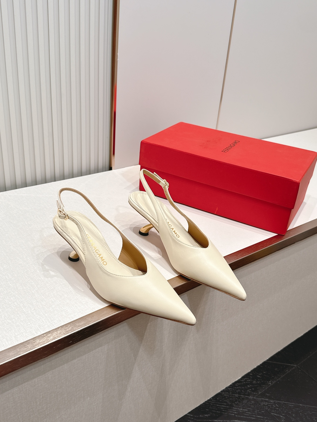 NO:868157,Ferragamo 26 S metal high-heeled sandals series. The inspired work of the new designer with pointed toe and empty back. Streamlined metal heels. Original private molded heels. With F logo. The fashionable brand LOGO is added. It is highly recognizable. Various products are competing for brands. They will launch the super series heels first. Paris fashion show style.  This series interprets the new fashion charm and continues the ultra-high heel design. It has won the favor of well-known overseas bloggers and has been interpreted by millions of fans. It is sold well at home and abroad and has been sold out in China. The top version is in candy color. Each color is beautiful and known. Multiple colors are available. Upper shoes: cowhide. Lining: lambskin lining. Sole shoes: Original consistent genuine leather outsole. Size: 35-39 (female 34 40 41 42  order), high heels sandals, ferragamo, ferragamo, sandals, high heels, slippers, cowhide, sheepskin, Leather soles19860909Ferragamo 菲拉格慕 26 S金属高跟凉拖鞋系列 尖头后空新任设计师的灵感之作 流线型金属跟 原版私家开模跟型 带有 F logo 字样时尚的品牌LOGO持加,具有超辨高识度各品大争牌恐先推后出超系跟高列 巴黎时装秀场款 此系列演绎全新时尚魅力延续超高跟设计,深得海外知名博主青睐千万粉丝博主倾情演绎,畅销海内外国内已经断货,顶级版本糖果色配色,每个颜色都是绝美知知,多颜色供选 面鞋: 牛皮 里内: 小羊皮里 底鞋:原版一致真皮大底 Size : 35-39 (女 34 40 41 42 订),高跟鞋凉鞋,ferragamo,ferragamo,sandals,high heels,slippers,cowhide,sheepskin,Leather soles,Women's Shoes
