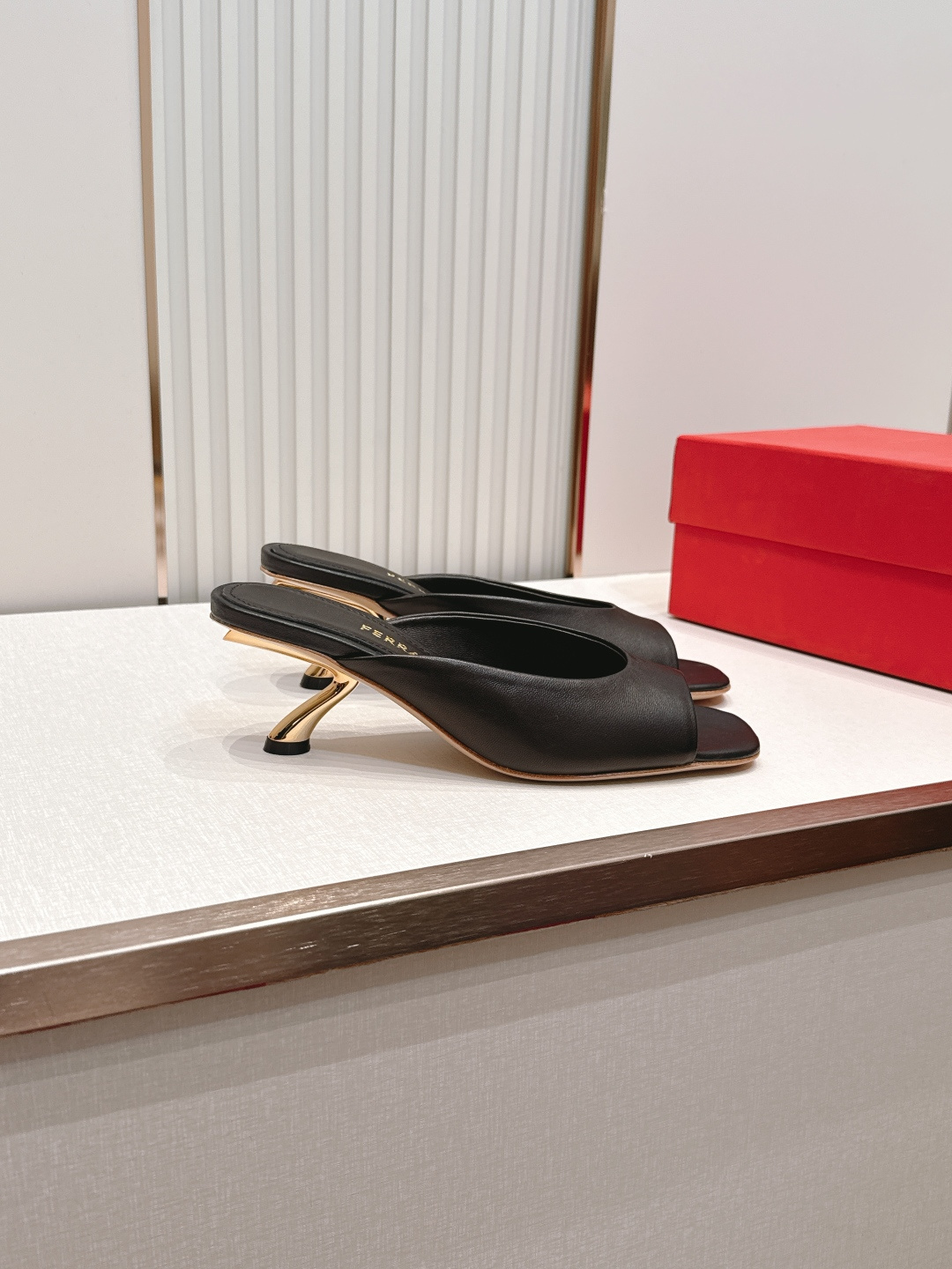 Ferragamo 菲拉格慕 26 S金属高跟凉拖鞋系列鱼嘴拖鞋 新任设计师的灵感之作 流线型金属跟原版 Ferragamo 菲拉格慕 26 S金属高跟凉拖鞋系列鱼嘴拖鞋 新任设计师的灵感之作 流线型金属跟原版
