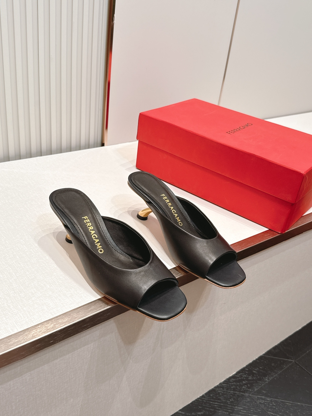Ferragamo 菲拉格慕 26 S金属高跟凉拖鞋系列鱼嘴拖鞋 新任设计师的灵感之作 流线型金属跟原版
