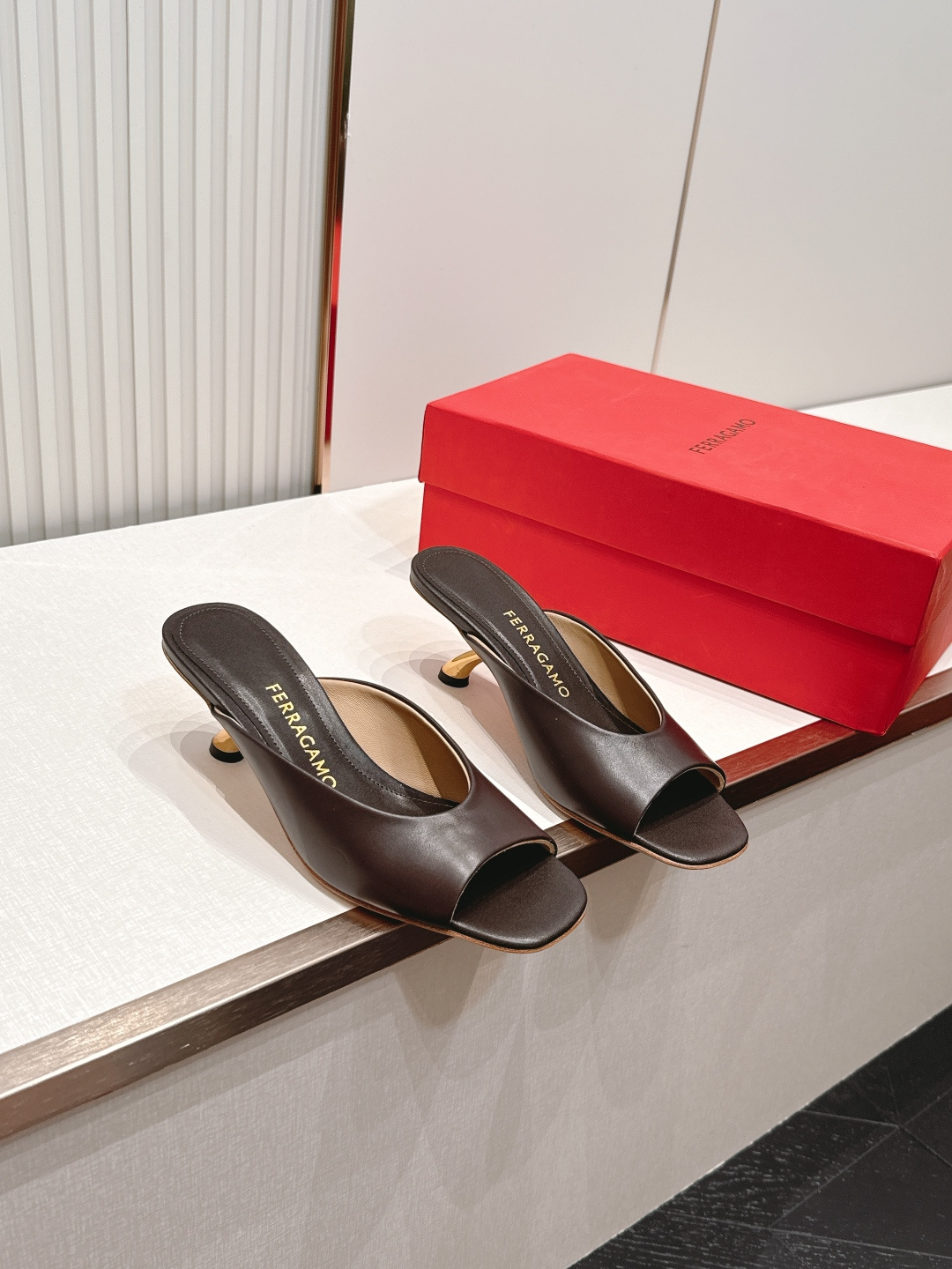 Ferragamo 菲拉格慕 26 S金属高跟凉拖鞋系列鱼嘴拖鞋 新任设计师的灵感之作 流线型金属跟原版
