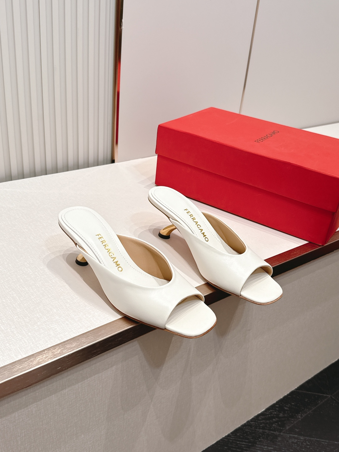 NO:868127,Ferragamo 26 S metal high-heeled sandals and slippers series. Fish-mouth slippers. The inspiration of the new designer. Streamlined metal heels. Original private molded heels. The fashionable brand LOGO with F logo is added. It is highly recognizable. Various products are competing for brands. They are launching super series heels first. Paris fashion show style.  This series interprets new fashion charm and continues the ultra-high heel design. It has won the favor of well-known overseas bloggers and millions of fan bloggers. It is sold well at home and abroad and is out of stock in China. The top version is in candy color. Each color is beautiful and known, with multiple colors to choose from. Top shoes: cowhide. Lining: lambskin lining. Sole shoes: original consistent leather outsole. Size: 35-39 (female 34 40 41 42 order), half-slip high heels, ferragamo, ferragamo, high.  heels,slippers,cowhide,sheepskin,Leather soles19860909Ferragamo 菲拉格慕 26 S金属高跟凉拖鞋系列 鱼嘴拖鞋 新任设计师的灵感之作 流线型金属跟 原版私家开模跟型 带有 F logo 字样时尚的品牌LOGO持加,具有超辨高识度各品大争牌恐先推后出超系跟高列 巴黎时装秀场款 此系列演绎全新时尚魅力延续超高跟设计,深得海外知名博主青睐千万粉丝博主倾情演绎,畅销海内外国内已经断货,顶级版本糖果色配色,每个颜色都是绝美知知,多颜色供选 面鞋: 牛皮 里内: 小羊皮里 底鞋:原版一致真皮大底 Size : 35-39 (女 34 40 41 42 订),半拖高跟鞋,ferragamo,ferragamo,high heels,slippers,cowhide,sheepskin,Leather soles,Women's Shoes