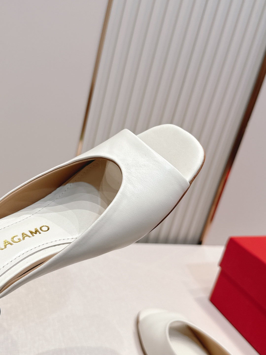 Ferragamo 菲拉格慕 26 S金属高跟凉拖鞋系列鱼嘴拖鞋 新任设计师的灵感之作 流线型金属跟原版 Ferragamo 菲拉格慕 26 S金属高跟凉拖鞋系列鱼嘴拖鞋 新任设计师的灵感之作 流线型金属跟原版