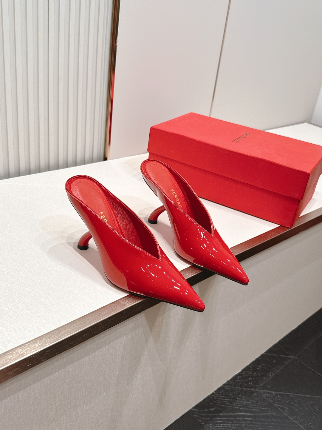 Ferragamo 菲拉格慕 26 S金属高跟凉拖鞋系列尖头高跟半拖尖头后空新任设计师的灵感之作 流线型