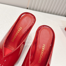 Ferragamo 菲拉格慕 26 S金属高跟凉拖鞋系列尖头高跟半拖尖头后空新任设计师的灵感之作 流线型 Ferragamo 菲拉格慕 26 S金属高跟凉拖鞋系列尖头高跟半拖尖头后空新任设计师的灵感之作 流线型