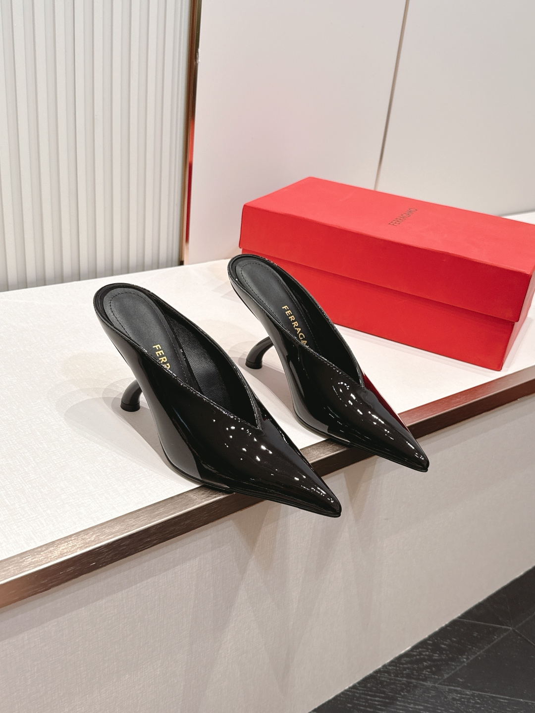 Ferragamo 菲拉格慕 26 S金属高跟凉拖鞋系列尖头高跟半拖尖头后空新任设计师的灵感之作 流线型