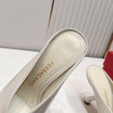 Ferragamo 菲拉格慕 26 S金属高跟凉拖鞋系列尖头高跟半拖尖头后空新任设计师的灵感之作 流线型 Ferragamo 菲拉格慕 26 S金属高跟凉拖鞋系列尖头高跟半拖尖头后空新任设计师的灵感之作 流线型