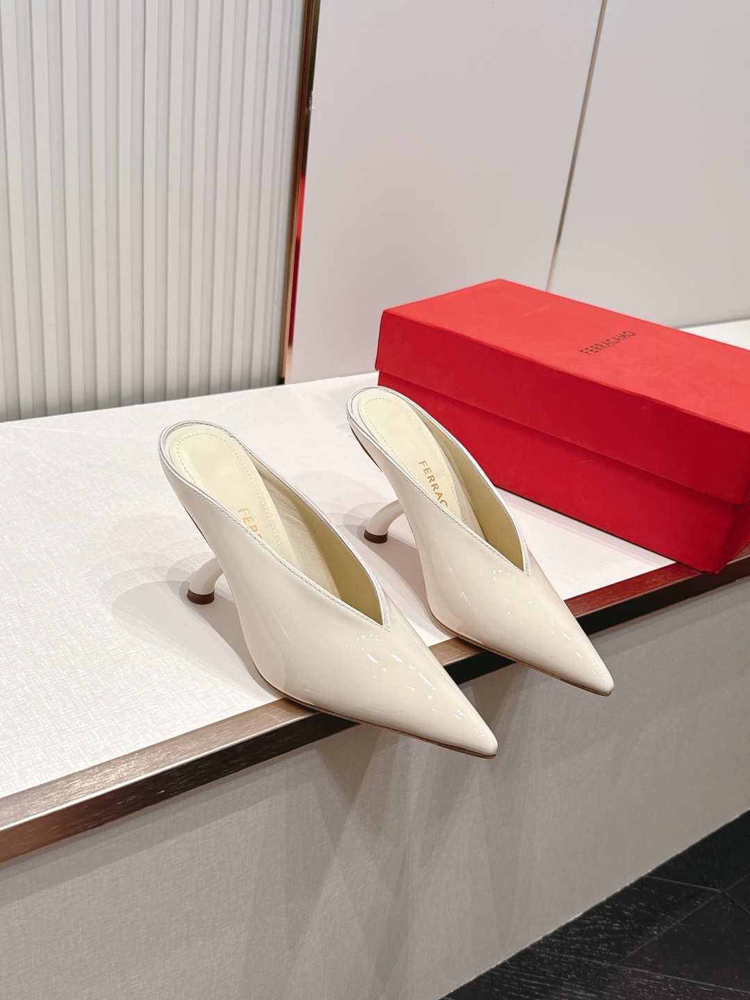 Ferragamo 菲拉格慕 26 S金属高跟凉拖鞋系列尖头高跟半拖尖头后空新任设计师的灵感之作 流线型