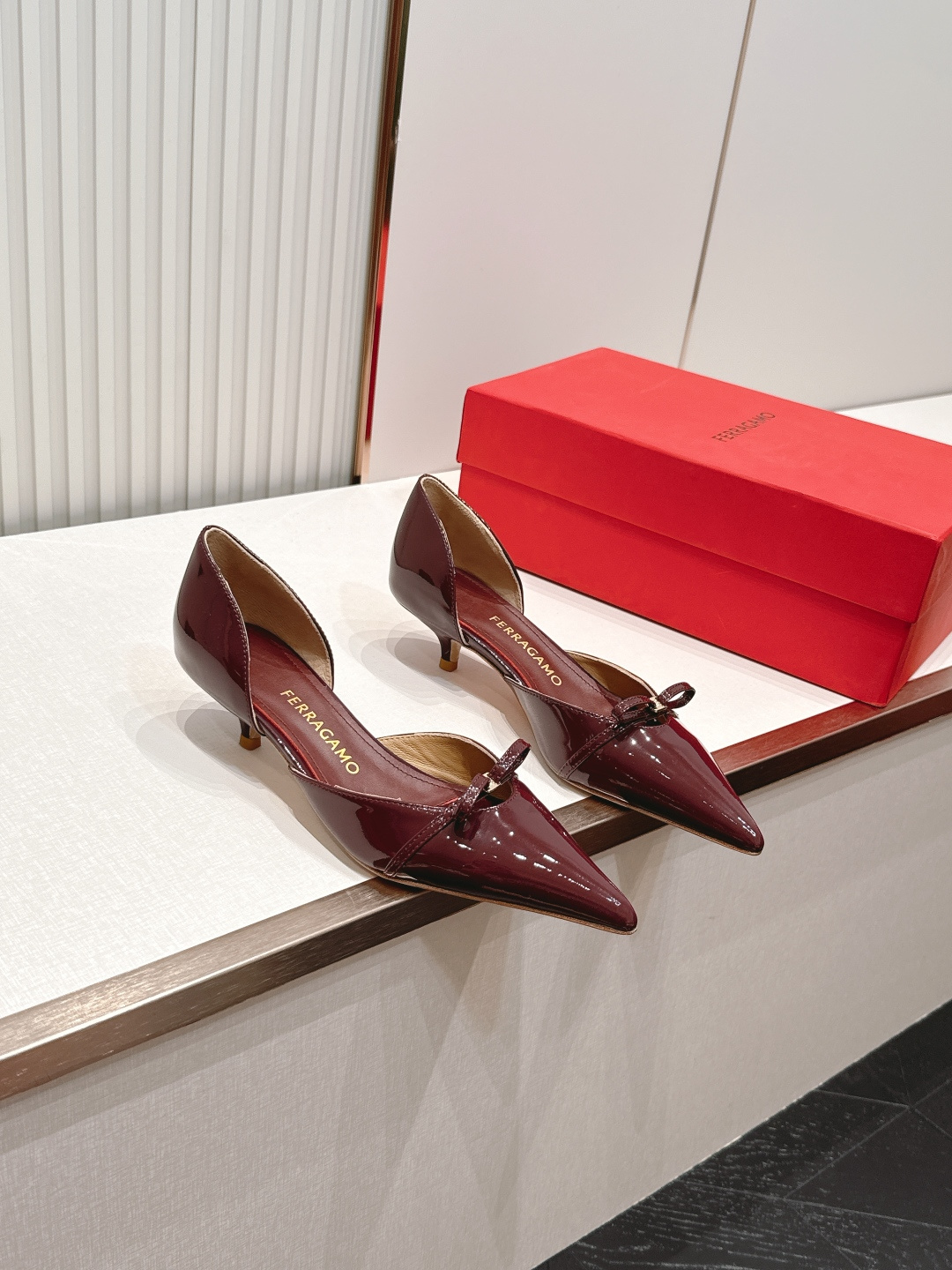 FERRAGAMO菲拉格慕🔳𝟐𝟔𝐀𝐖春夏新品蝴蝶结猫跟中空单鞋凉鞋｜优雅通勤诗篇！利落尖头勾勒精致柔雅线