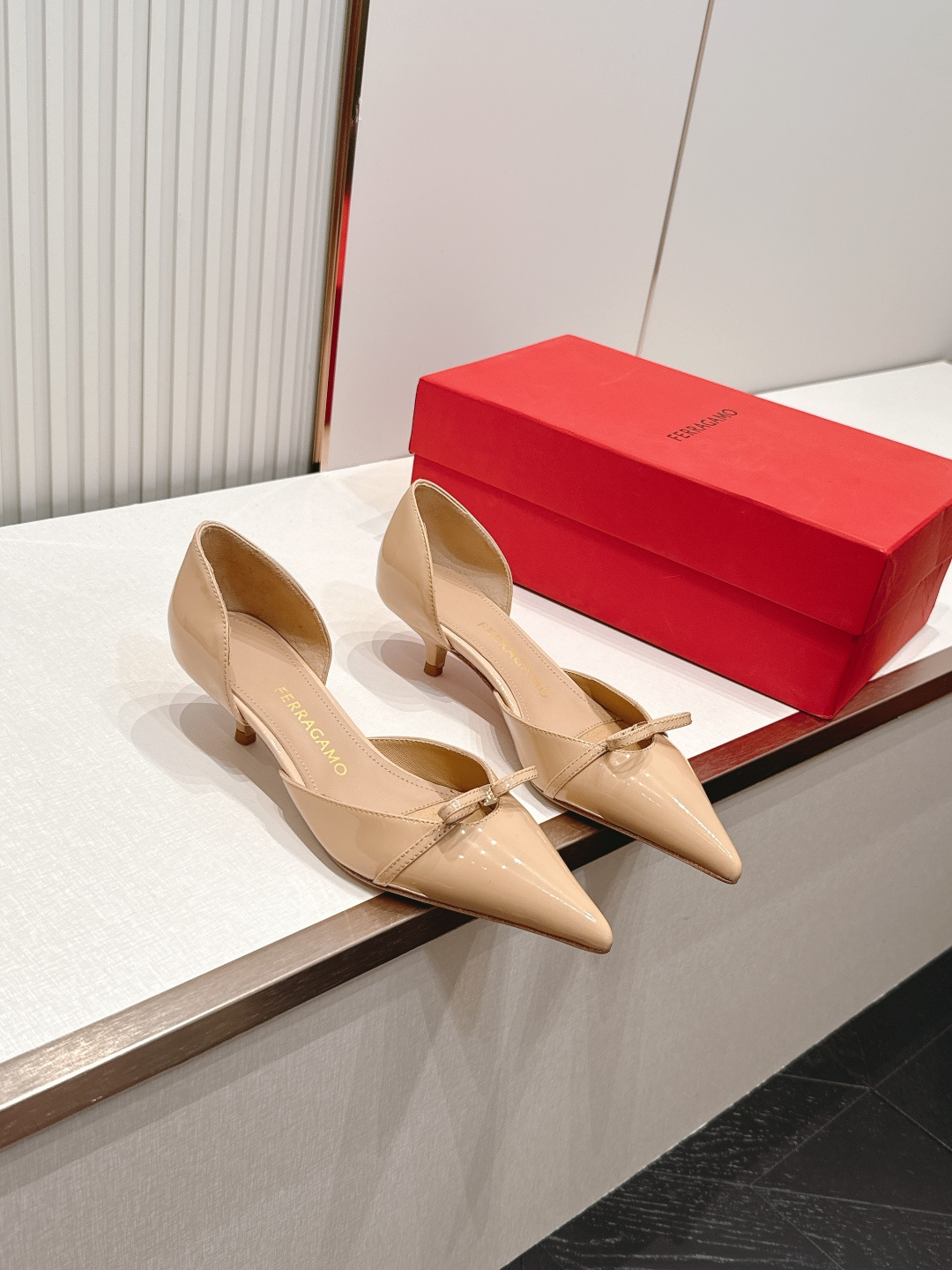 FERRAGAMO菲拉格慕🔳𝟐𝟔𝐀𝐖春夏新品蝴蝶结猫跟中空单鞋凉鞋｜优雅通勤诗篇！利落尖头勾勒精致柔雅线
