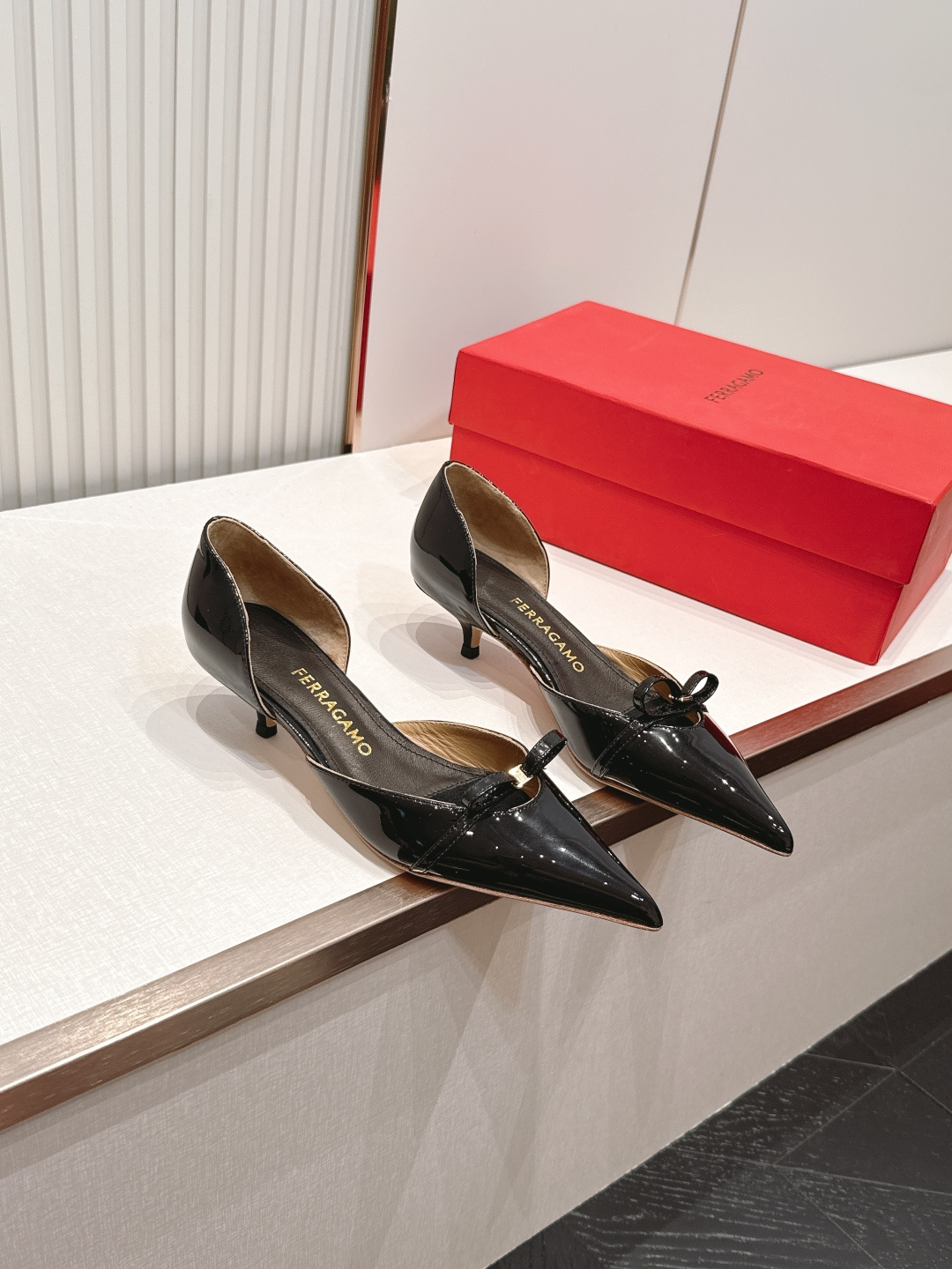 FERRAGAMO菲拉格慕🔳𝟐𝟔𝐀𝐖春夏新品蝴蝶结猫跟中空单鞋凉鞋｜优雅通勤诗篇！利落尖头勾勒精致柔雅线