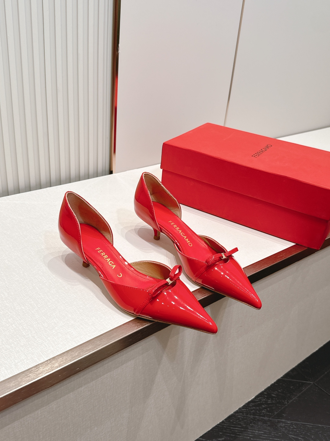 FERRAGAMO菲拉格慕🔳𝟐𝟔𝐀𝐖春夏新品蝴蝶结猫跟中空单鞋凉鞋｜优雅通勤诗篇！利落尖头勾勒精致柔雅线