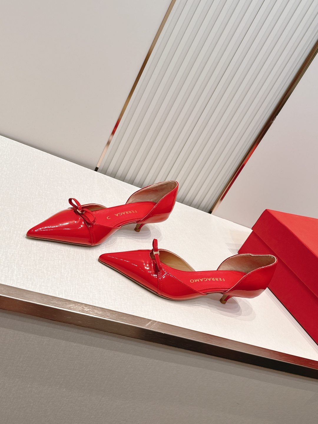 FERRAGAMO菲拉格慕🔳𝟐𝟔𝐀𝐖春夏新品蝴蝶结猫跟中空单鞋凉鞋|优雅通勤诗篇!利落尖头勾勒精致柔雅线 FERRAGAMO菲拉格慕🔳𝟐𝟔𝐀𝐖春夏新品蝴蝶结猫跟中空单鞋凉鞋|优雅通勤诗篇!利落尖头勾勒精致柔雅线