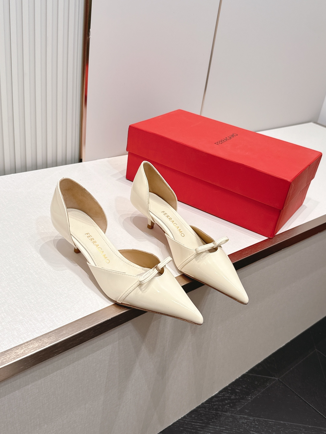 FERRAGAMO菲拉格慕🔳𝟐𝟔𝐀𝐖春夏新品蝴蝶结猫跟中空单鞋凉鞋｜优雅通勤诗篇！利落尖头勾勒精致柔雅线