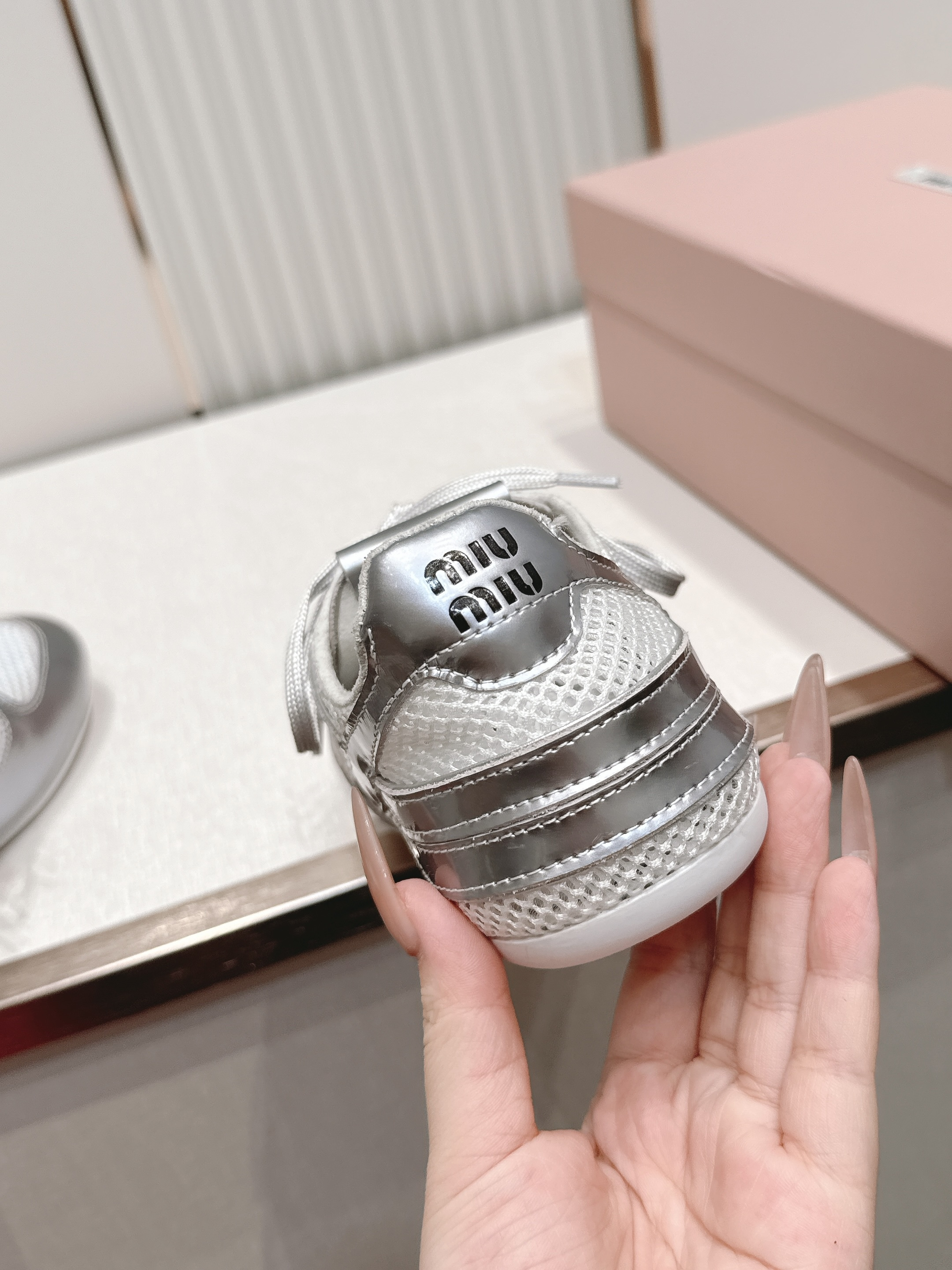 MiuMiu 缪缪 26ss新款系带网面休闲鞋德训鞋经典升级 复古做旧时尚 简约高级 随意搭配 上脚 MiuMiu 缪缪 26ss新款系带网面休闲鞋德训鞋经典升级 复古做旧时尚 简约高级 随意搭配 上脚