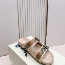 巴宝莉Burberry 经典拖鞋 选用柔软反绒面革面料打造,于意大利工坊精制而成。融入格纹图案压花,搭配 巴宝莉Burberry 经典拖鞋 选用柔软反绒面革面料打造,于意大利工坊精制而成。融入格纹图案压花,搭配