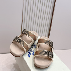 巴宝莉Burberry 经典拖鞋 选用柔软反绒面革面料打造,于意大利工坊精制而成。融入格纹图案压花,搭配 巴宝莉Burberry 经典拖鞋 选用柔软反绒面革面料打造,于意大利工坊精制而成。融入格纹图案压花,搭配