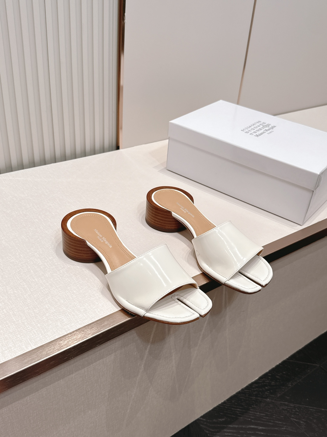 NO:868103,MM6 Margiela 26WF new split-toe one-strap round heel slippers, pioneering split-toe gene meets lazy minimalism, reshaping the deconstructive aesthetics. The iconic Tabi split-toe design originated from the brand's first show in 1989, subverting the traditional shoe silhouette. The simple one-strap toe neatly spans the instep. The 3cm rounded cylindrical design elegantly lifts the body shape and is stable and comfortable. The back empty slipper shape is casual and comfortable  The Italian hand-stitched toe toe has smooth curvature and full sculptural lines. The low-key logo-free design highlights the niche high-end texture and is suitable for all kinds of skirts and trousers. It is an art-level item for a personalized wardrobe with easy access to literary and artistic avant-garde accents. The fabric is made of original customized leather and the lining is sheepskin. The genuine leather outsole imported from Italy size 35-39 (customized 40/41), slippers, masion margiela, masion  margiela,slippers,skirts,sheepskin,leather soles19860909MM6马吉拉26WF新品分趾一字带圆跟拖鞋 先锋分趾基因邂逅慵懒极简 重塑解构主义美学.标志性Tabi分趾设计源自品牌1989年首秀经典颠覆传统鞋型轮廓 .简约一字带利落横跨脚背 3cm圆润圆柱设计 优雅抬升身形又稳当舒适.后空拖鞋形制随性自在 意大利纯手工缝制鞋头分趾弧度流畅 线条雕塑感十足 .低调无logo设计彰显小众高级质感适配各种裙装裤装 轻松拿捏文艺先锋腔调是个性衣橱的艺术级单品. 面料采用原版定制皮料 内里踮脚均为羊皮 意大利进口真皮大底 size35-39（40/41定制）,拖鞋,masion margiela,masion margiela,slippers,skirts,sheepskin,Leather soles,Women's Shoes